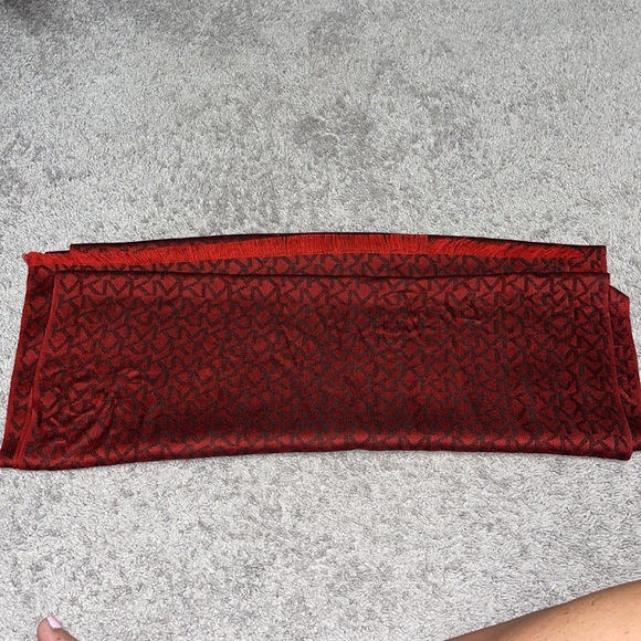 Michael Kors scarf- black and red - Picture 4 of 4